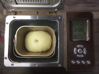 6、椰蓉面包小卷,一发结束，可用手指沾干粉插入面团拔起，洞口不回缩不塌陷。