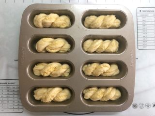 12、椰蓉面包小卷,将整好的面团放入模具，放入烤箱进行二发。