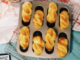 15、椰蓉面包小卷,出炉趁热脱模。