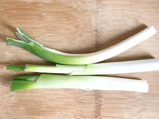 1、麦麸葱油花卷,提前准备葱花，大葱洗干净，控干水分