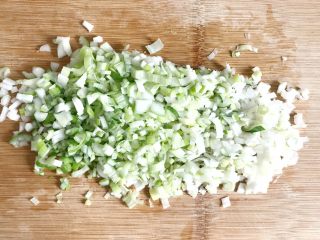 2、麦麸葱油花卷,切成细碎末