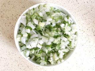 3、麦麸葱油花卷,装到碗里备用