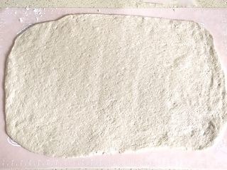 9、麦麸葱油花卷,均分两份，取其中一份擀成长方形