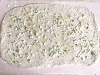12、麦麸葱油花卷,均匀地撒上葱花