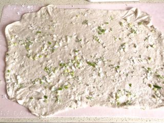 14、麦麸葱油花卷,同样的方法，摊匀另外一边，使得葱油均匀