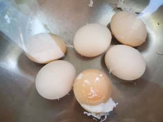 3、酱油卤蛋,3.中火煮开后8分钟即熟。