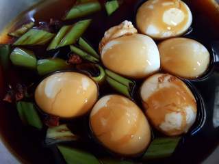 7、酱油卤蛋,7.再加入适量的清水，最好没过鸡蛋，水开后煮15分钟。