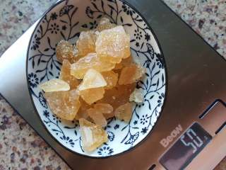 8、酱油卤蛋,8.准备称量好冰糖备用。