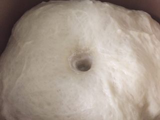 6、豆沙面包,进行发酵,我用面包机发酵功能发酵到2倍大,手指沾面粉戳中间不回缩就好了。
