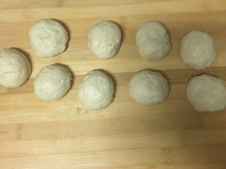 8、豆沙面包,揉光滑后,按量分成等分剂子