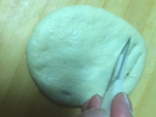 10、豆沙面包,然后按扁成小椭圆,用雕刻刀斜着滑成条状,给宝宝做的小一点,方便拿着吃