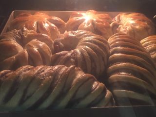 15、豆沙面包,这是第一次烤的,烤箱170度提前预热5分钟,表面刷一遍鸡蛋液,放入烤箱170度烘烤30分钟,上色后可以盖锡纸,烤箱不同,温度有所不同,根据自己的烤箱设定温度.