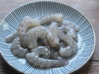 2、芦笋炒虾仁,虾去头尾，剥去外壳，去掉虾线；