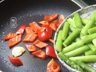 9、芦笋炒虾仁,炒出蒜香味后把芦笋倒进去翻炒片刻；