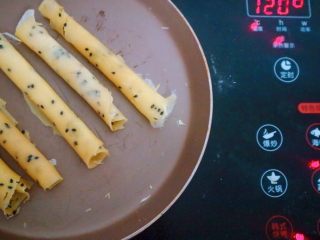 17、宝宝蛋卷(无黄油版),都弄好后我们在烘干一下,因为里面加了配方奶口感不是酥脆的,如果想要更酥脆些我们可以把配方中的牛奶和核桃油换成黄油30g