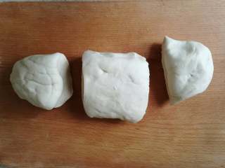 2、香蕉披萨,2.	取出，揉成长条，分成三等份。我做了二份披萨，一份做了饼