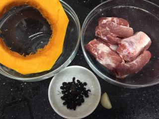 1、豉汁南瓜蒸排骨,基本材料准备好