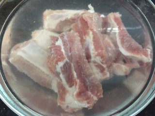 2、豉汁南瓜蒸排骨,排骨用食用水泡30分钟，泡出血水