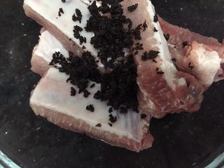 5、豉汁南瓜蒸排骨,放入排骨里