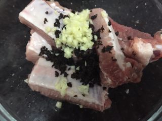 7、豉汁南瓜蒸排骨,放入排骨里