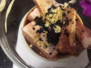 8、豉汁南瓜蒸排骨,倒入酱油