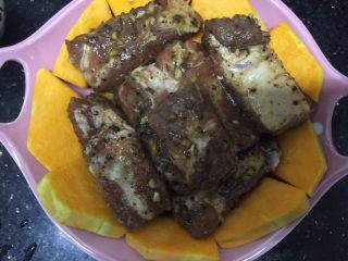 13、豉汁南瓜蒸排骨,把排骨排放在南瓜上