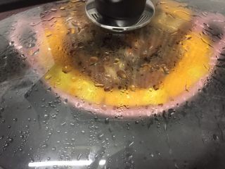 15、豉汁南瓜蒸排骨,放入南瓜排骨大火蒸20分钟，闷5分钟出锅