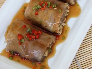 17、薯粉蒸肉,做好后淋在卷肉上