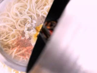 6、椒麻拌面这样做，好吃又爽口，一次来三碗还不过瘾,过筛将热油淋在拌面上