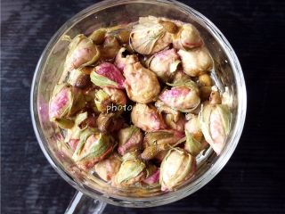 2、玫瑰鸡尾酒,玫瑰花茶用沸水冲泡5分钟，沥去茶水；