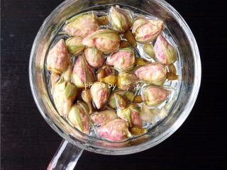 3、玫瑰鸡尾酒,20g玫瑰花茶用沸水冲泡，备用；