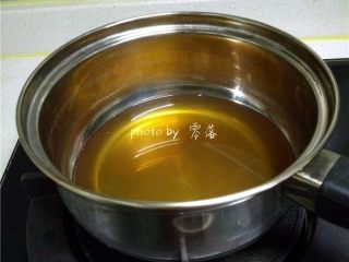 8、玫瑰鸡尾酒,将玫瑰花茶水重新倒入奶锅；