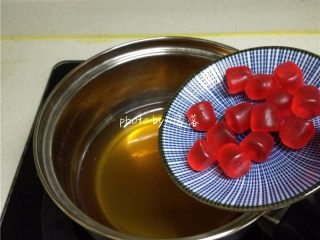 9、玫瑰鸡尾酒,放入QQ糖煮至QQ糖化开；