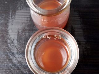 11、玫瑰鸡尾酒,将冷却后的玫瑰花茶水倒入布丁瓶里，茶水量在布丁瓶的1/3高；