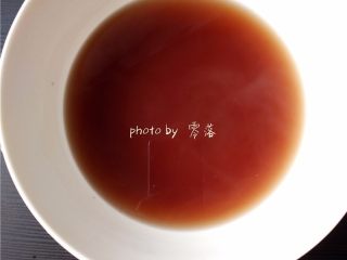 10、玫瑰鸡尾酒,煮好的玫瑰花茶水倒出冷却；