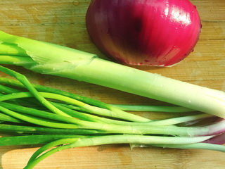 1、青椒葱油炒年糕,半个洋葱、半条大葱、50克小葱。