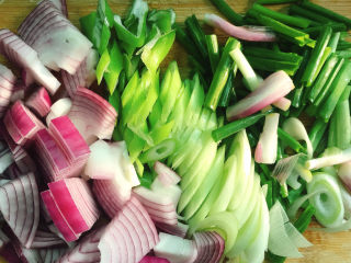 2、青椒葱油炒年糕,切块、切片、切段