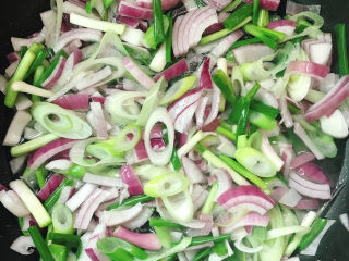 3、青椒葱油炒年糕,放入油锅中慢炸