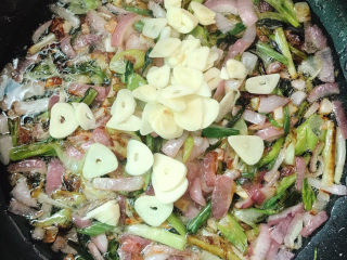 4、青椒葱油炒年糕,有点黄时加入蒜片