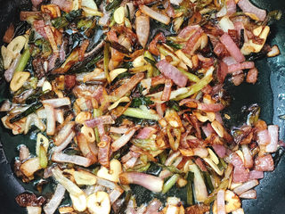 5、青椒葱油炒年糕,继续炒香