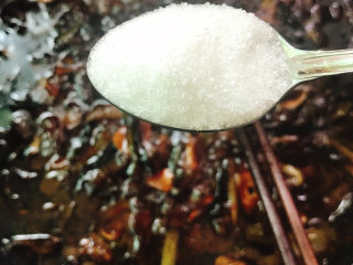 6、青椒葱油炒年糕,放入酱油、生抽、老抽、白糖