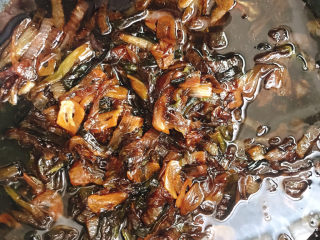 7、青椒葱油炒年糕,烧开后关火