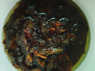 8、青椒葱油炒年糕,装入碗中,需要时直接取用