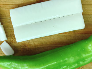 9、青椒葱油炒年糕,准备好凌波年糕和青辣椒