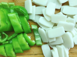 10、青椒葱油炒年糕,切成片