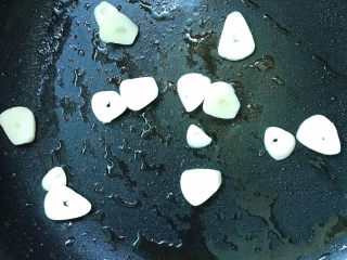 11、青椒葱油炒年糕,锅中放少许油(葱油里面很多油,所以不要放太多),下蒜片炒香