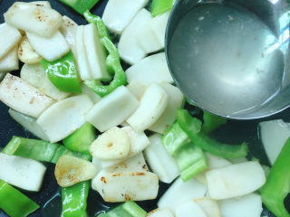 12、青椒葱油炒年糕,放入年糕和青辣椒,加入高汤