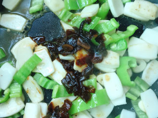 13、青椒葱油炒年糕,汤汁差不多收干时放入葱油