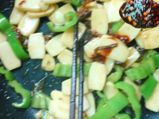 14、青椒葱油炒年糕,放入红油辣椒