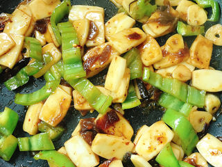 15、青椒葱油炒年糕,拌匀